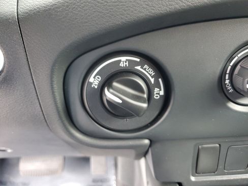 Used 2022 Nissan Frontier SV w/ Technology Package image 22