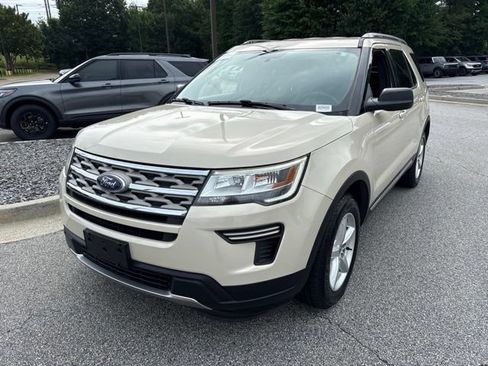 Certified 2018 Ford Explorer XLT FWD image 4