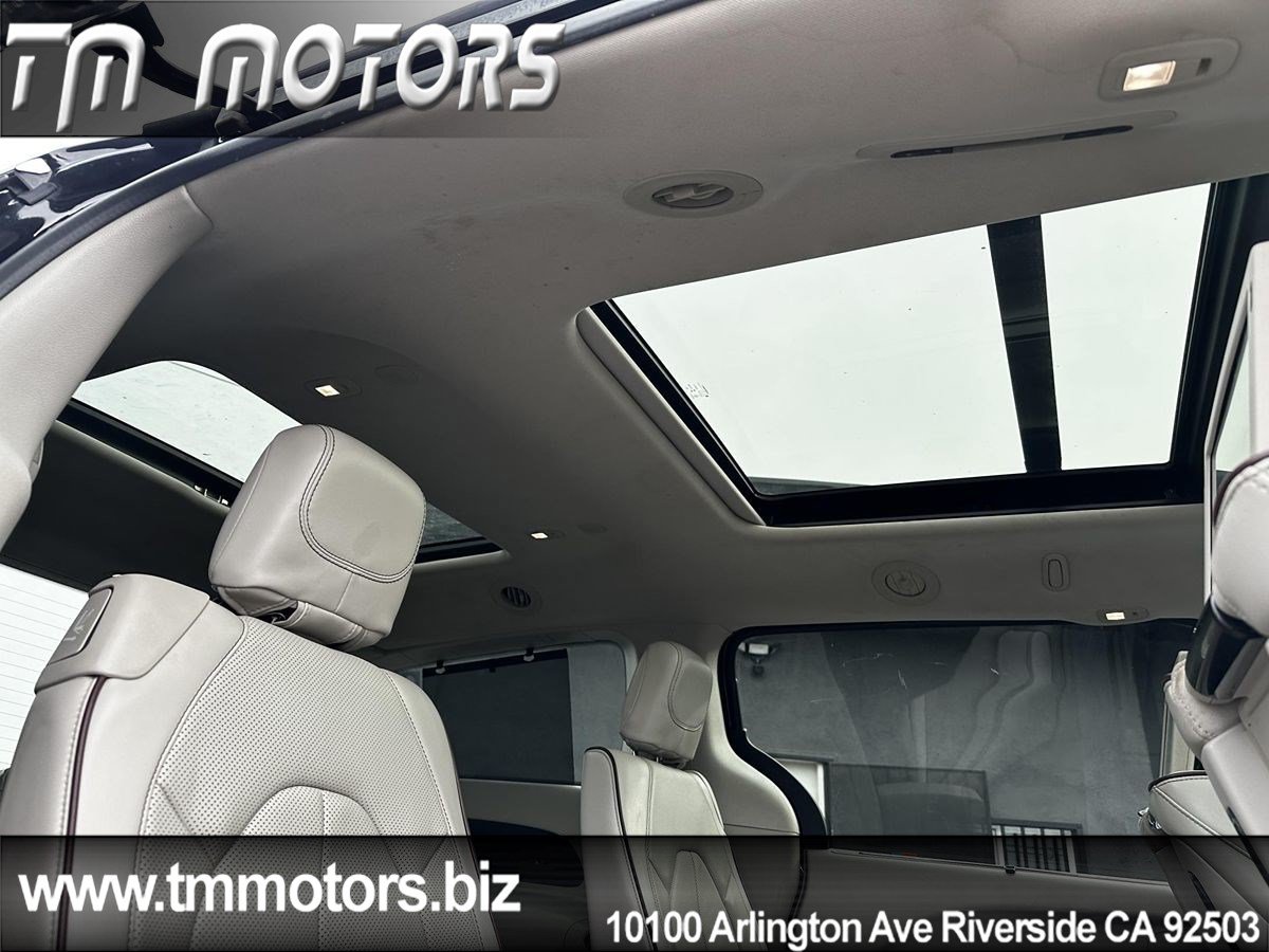 Used 2017 Chrysler Pacifica Limited w/ UConnect Theater Package FWD image 8