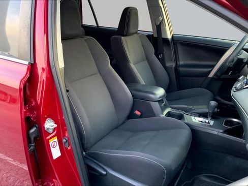 Used 2018 Toyota RAV4 XLE AWD/4WD image 9