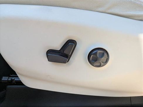 Used 2017 Chrysler Pacifica LX FWD image 11