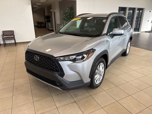 Used 2022 Toyota Corolla Cross LE image 3
