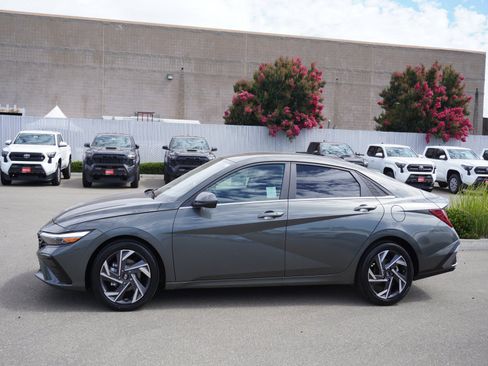 Used 2024 Hyundai Elantra SEL w/ Convenience Package FWD image 6