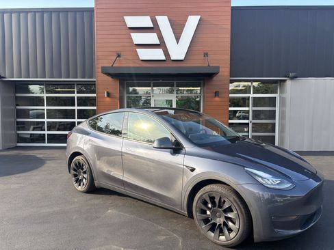 Used 2023 Tesla Model Y Long Range AWD/4WD image 1