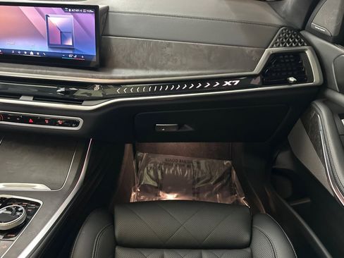 Used 2025 BMW X7 xDrive40i w/ M Sport Package image 29