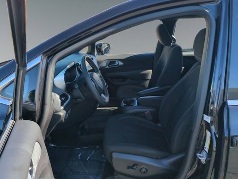 Used 2024 Chrysler Pacifica Touring image 9