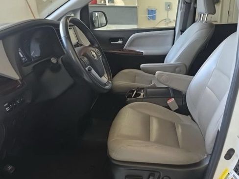Used 2018 Toyota Sienna Limited Premium FWD image 2