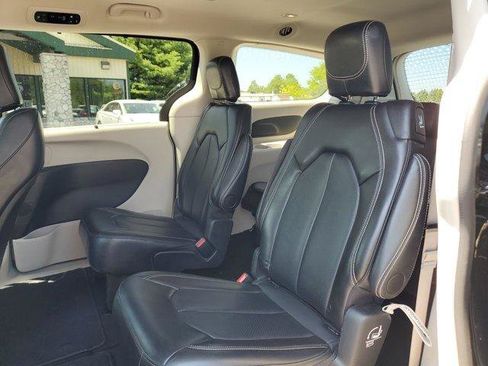 Used 2024 Chrysler Pacifica Touring-L FWD image 10