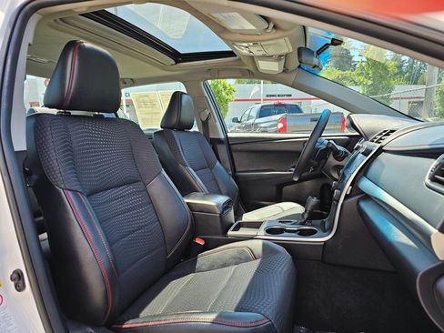 Used 2015 Toyota Camry SE w/ Moonroof Package FWD image 10