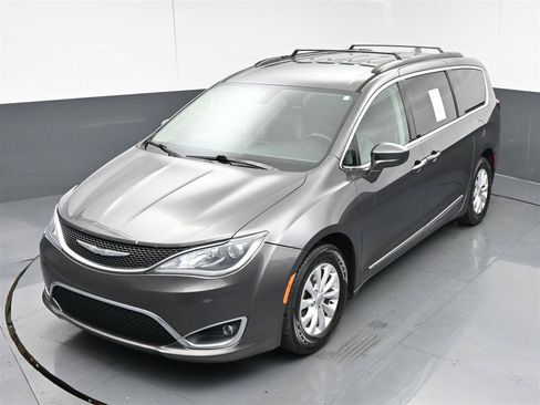 Used 2017 Chrysler Pacifica Touring-L FWD image 21