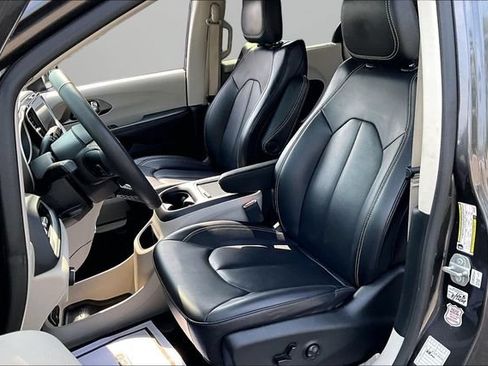 Used 2023 Chrysler Pacifica Touring-L FWD image 25