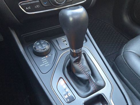 Used 2019 Jeep Cherokee Trailhawk image 29