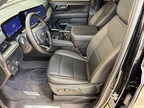 Used 2025 Chevrolet Suburban Premier image 5