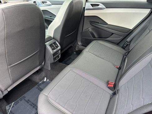 Used 2025 Volkswagen Taos SE w/ Panoramic Sunroof Package image 11