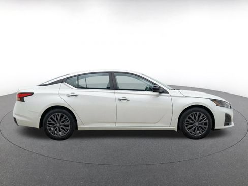 Used 2025 Nissan Altima 2.5 SV FWD image 10