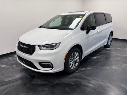 New 2026 Chrysler Pacifica Limited FWD image 18