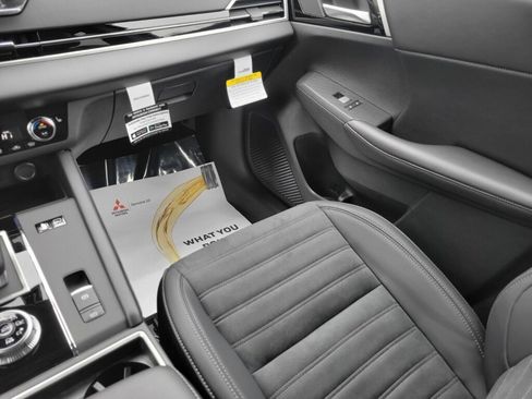 New 2025 Mitsubishi Outlander SE image 13