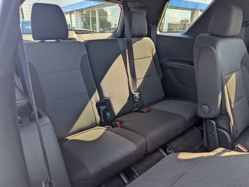 Used 2023 Chevrolet Traverse LT FWD image 6
