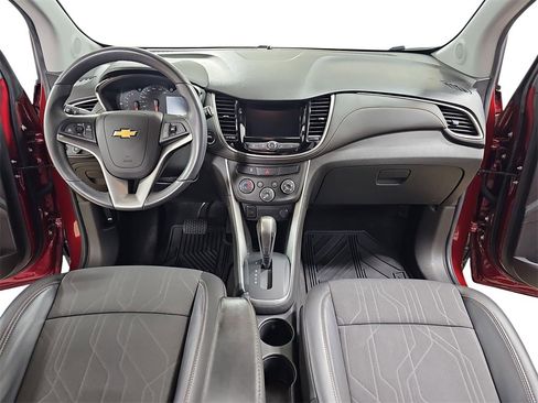 Certified 2022 Chevrolet Trax LT w/ LT Convenience Package image 11