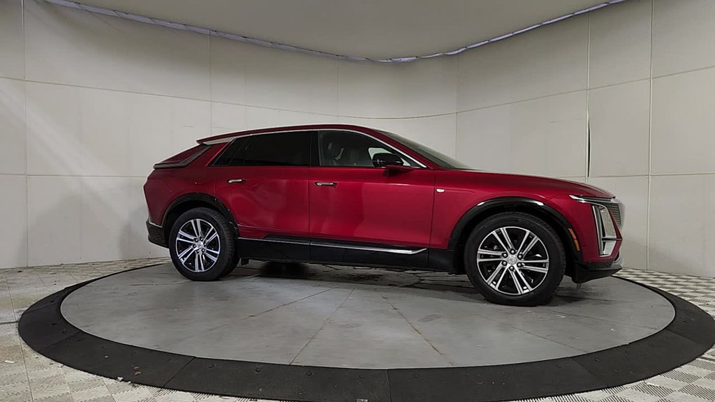 Used 2025 Cadillac Lyriq Luxury w/ LPO, Floor Liner Package AWD/4WD image 8