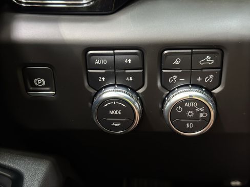 Used 2025 GMC Sierra 1500 AT4 w/ AT4 Premium Package AWD/4WD image 37