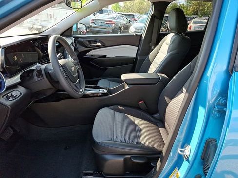 Certified 2025 Chevrolet Trax LT FWD image 14