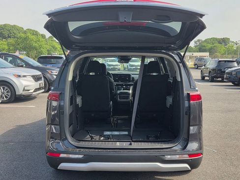Used 2023 Kia Carnival LX FWD image 32