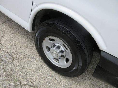 Used 2014 Chevrolet Express 2500 RWD image 17