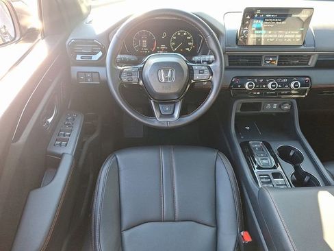 Used 2025 Honda Pilot TrailSport image 12