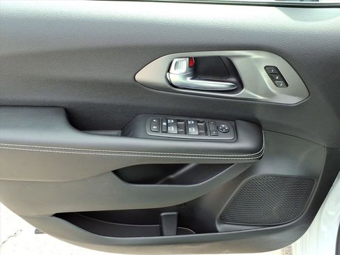 New 2026 Chrysler Pacifica Select image 16