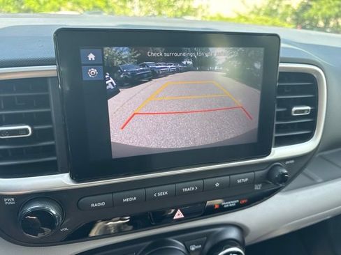 Used 2023 Hyundai Venue SEL FWD image 9