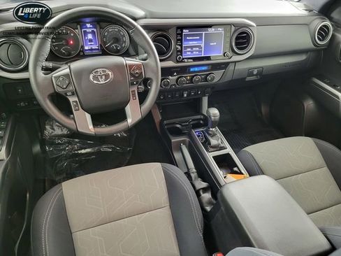 Used 2022 Toyota Tacoma TRD Sport w/ Technology Package image 32
