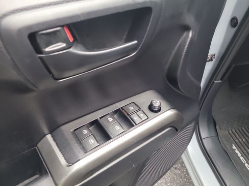 Used 2020 Toyota Tacoma SR5 RWD image 18