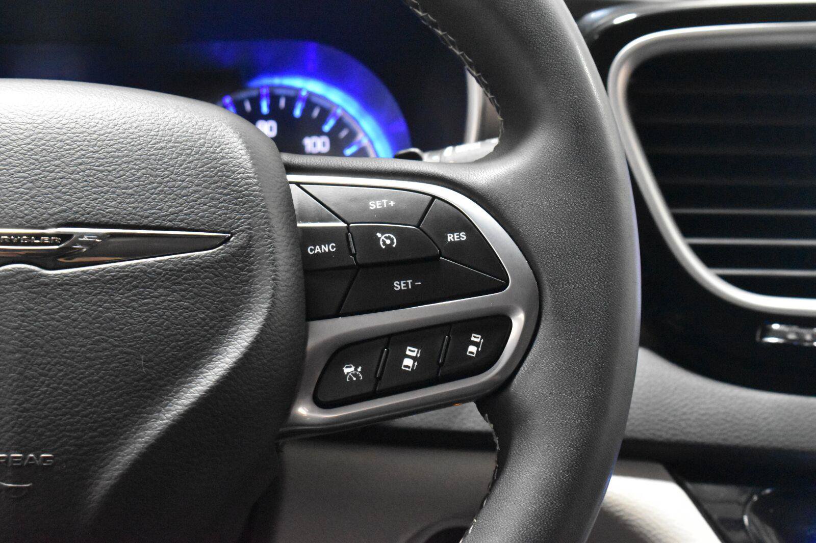 Used 2023 Chrysler Pacifica Touring-L FWD image 9
