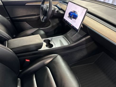 Used 2024 Tesla Model Y Long Range AWD/4WD image 18