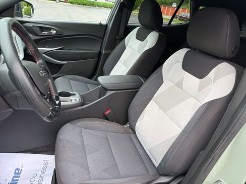 Used 2024 Chevrolet Trax RS FWD image 22