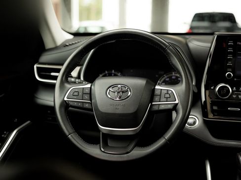 Used 2022 Toyota Highlander XLE AWD/4WD image 13
