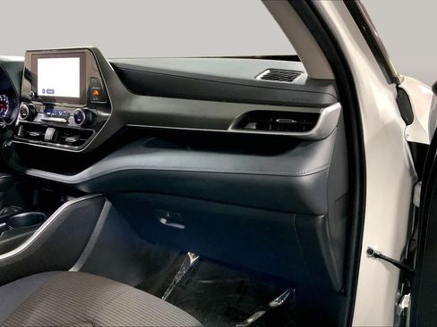 Used 2023 Toyota Highlander LE FWD image 19