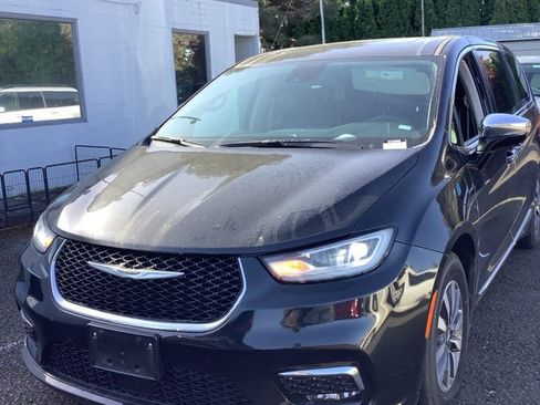 Used 2023 Chrysler Pacifica Limited FWD image 1