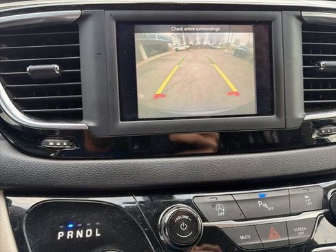 Used 2020 Chrysler Pacifica Touring-L image 15