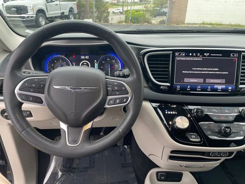 Used 2023 Chrysler Pacifica Touring-L FWD image 17