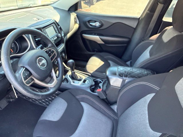 Used 2017 Jeep Cherokee Sport FWD image 4
