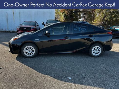Used 2022 Toyota Prius LE image 2