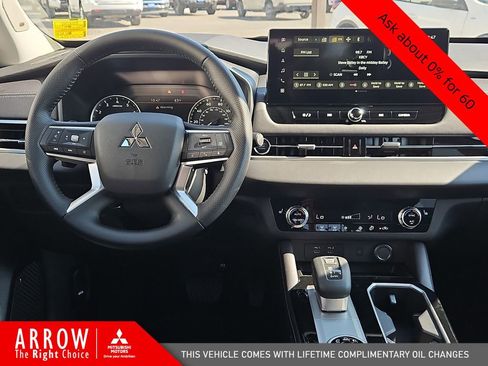 New 2025 Mitsubishi Outlander SE image 20