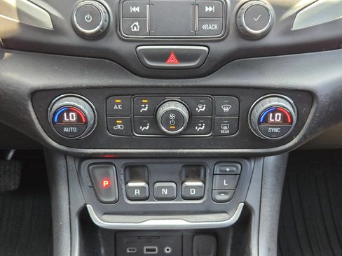 Used 2019 GMC Terrain SLE w/ Driver Convenience Package FWD image 18