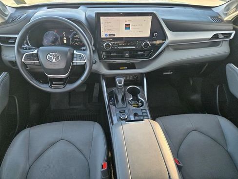 Used 2023 Toyota Highlander Platinum image 11