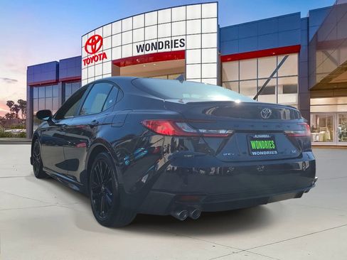 Used 2025 Toyota Camry SE image 3