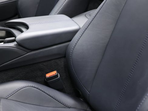 Used 2023 Aston Martin V8 Vantage Roadster RWD image 18