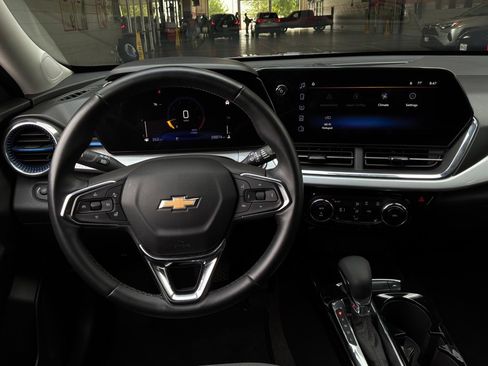 Used 2025 Chevrolet Trax LT w/ LT Convenience Package FWD image 13