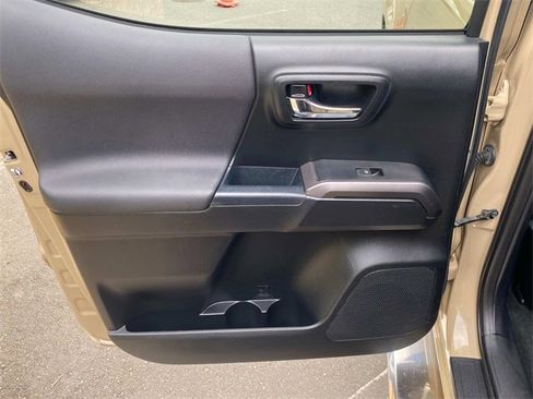 Used 2018 Toyota Tacoma TRD Sport image 10